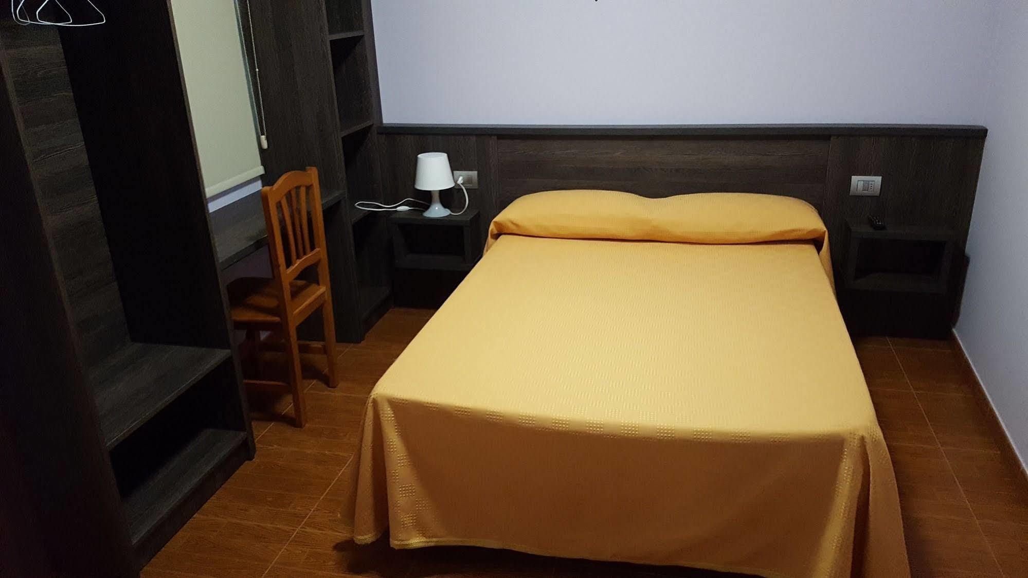 ホテル ペンション レストラン カサ カミニョ Palas de Rei エクステリア 写真